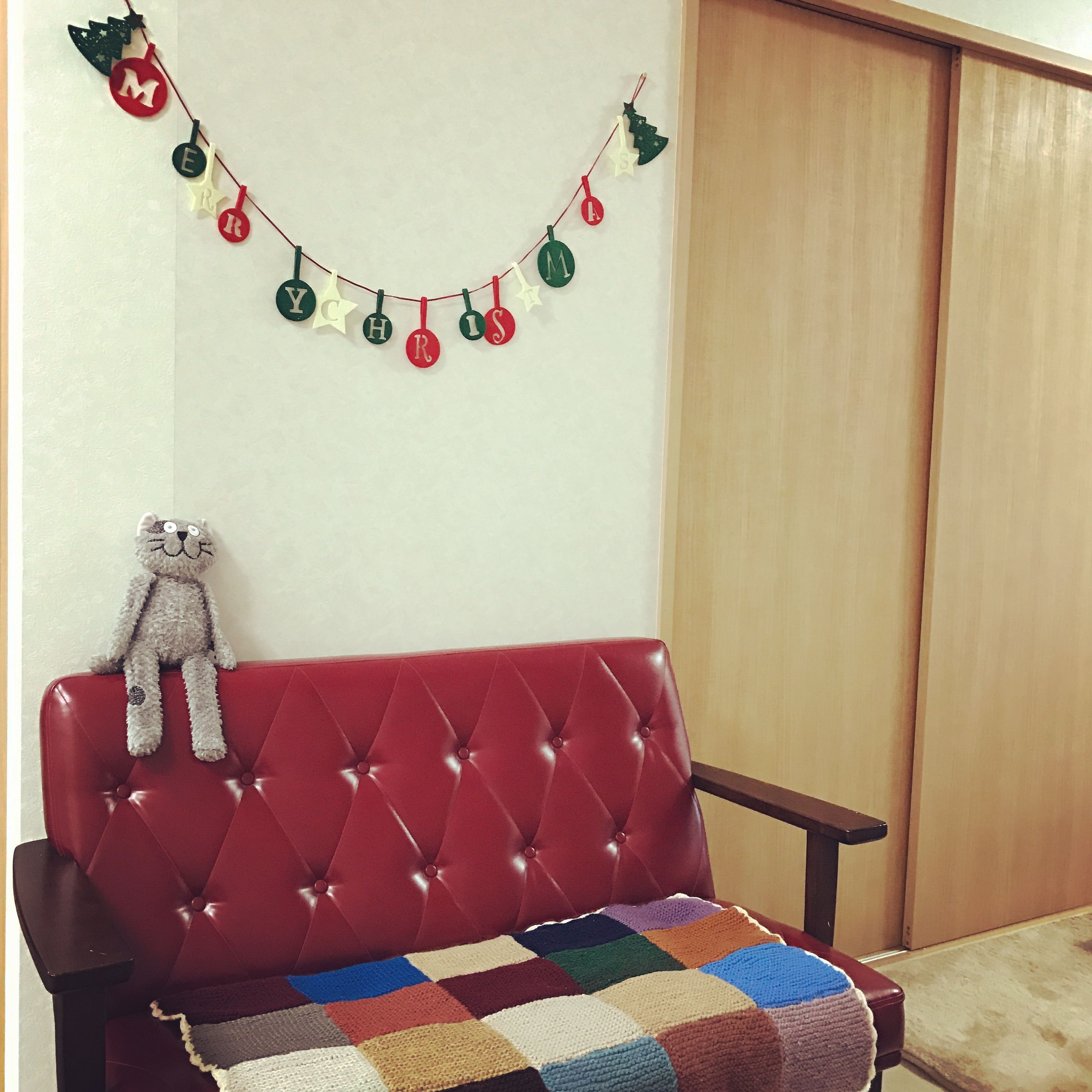 簡単にクリスマスっぽい部屋になる、ダイソーのフェルトガーランド