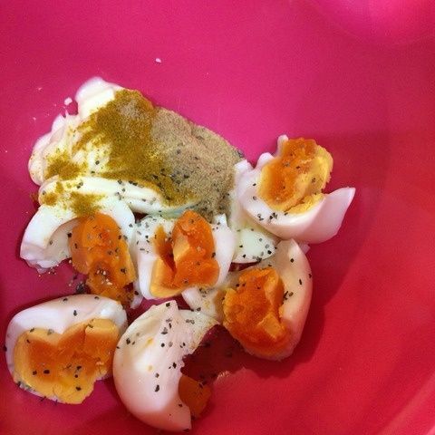 混ぜるだけ ちょっぴり作り置きで2分で完成 ブロッコリーとゆで卵のカレー風味サラダ 暮らしニスタ