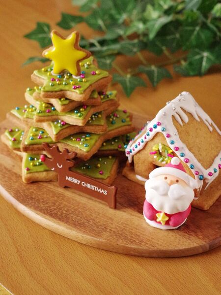 お手軽クッキーでクリスマスツリーとヘクセンハウス(簡単にできる本格お菓子の家)