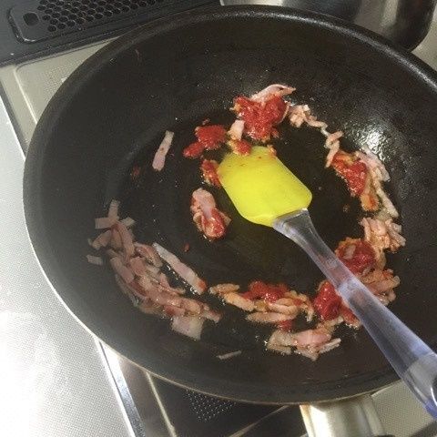 トマトペーストで作る バジルとベーコンの炒飯 暮らしニスタ トマトペーストで作る バジルとベーコンの炒飯 暮らしニスタ