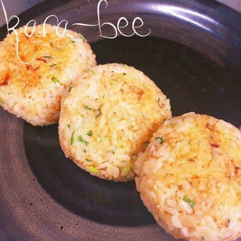 旨さにハマる ネギおかかチーズバター醤油焼きおにぎり 暮らしニスタ