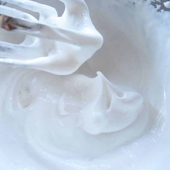 豆乳ホイップクリームを作ります。