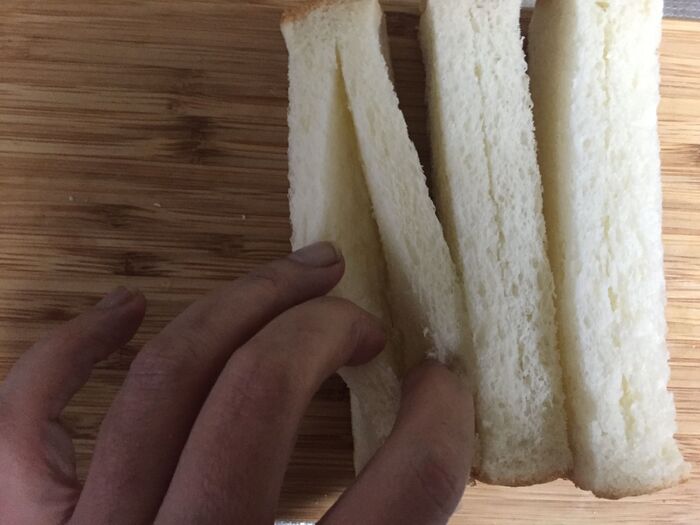 切ったパンの向きを変えてポケットを作る