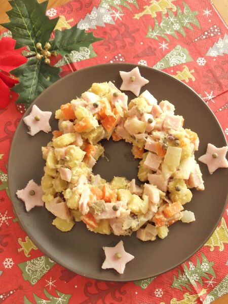 クリスマスに♪お歳暮のハムゴロゴロ！薩摩芋とハムのリース風サラダ