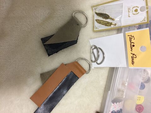 簡単 100均で作る革小物 キーホルダーとキーカバー 暮らしニスタ 簡単 100均で作る革小物 キーホルダーとキーカバー 暮らしニスタ