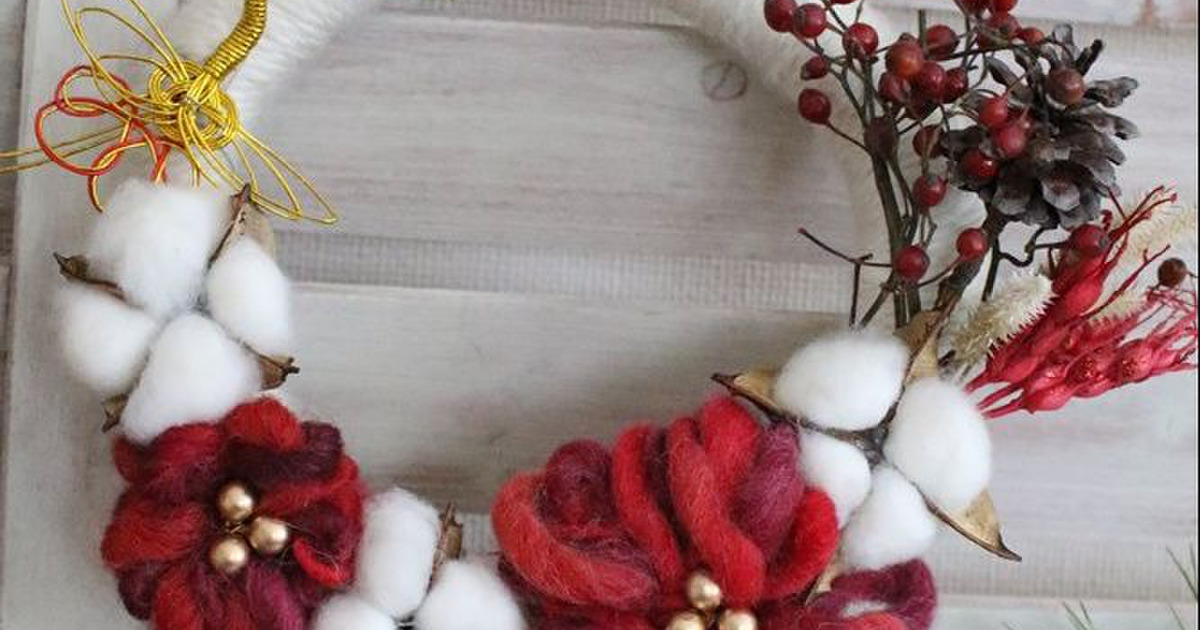 100均大活躍で作る正月飾り！紅白ふわふわリース｜イベントのアイデア