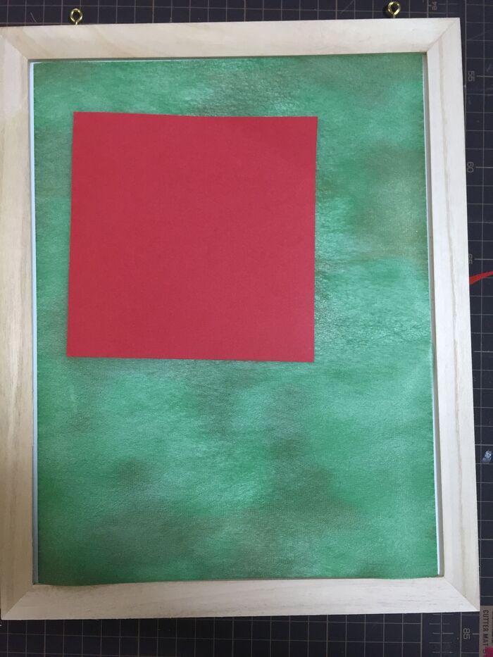中に貼る赤と緑の紙を切る