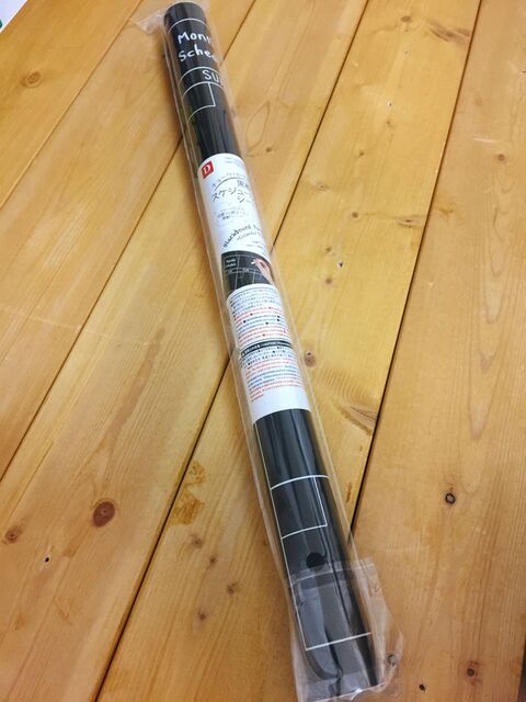 ダイソー チョークでかける黒板スケジュールシートを玄関に 暮らしニスタ ダイソー チョークでかける黒板スケジュールシートを玄関に 暮らしニスタ