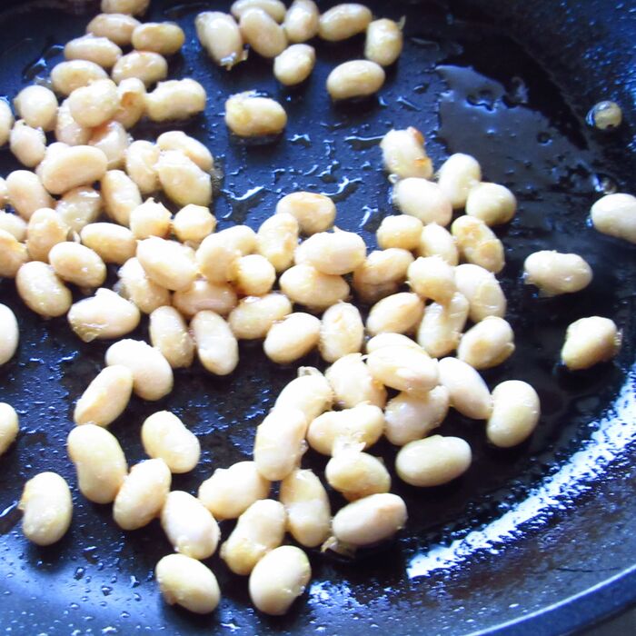 大豆を炒ります。