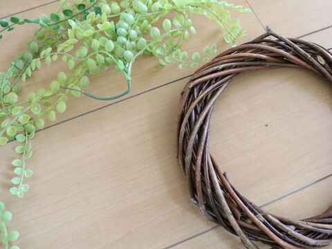 100均で簡単巻くだけ 春色グリーンのリース 暮らしニスタ 100均で簡単巻くだけ 春色グリーンのリース 暮らしニスタ