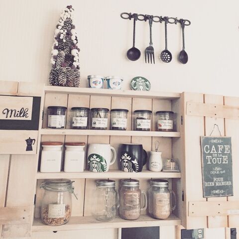 空き瓶を使った収納でキッチンを可愛いく 暮らしニスタ 空き瓶を使った収納でキッチンを可愛いく 暮らしニスタ