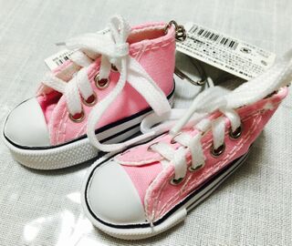 100均のスニーカー型キーホルダーがメルちゃんにジャストサイズ 暮らしニスタ 100均のスニーカー型キーホルダーがメルちゃんにジャストサイズ 暮らしニスタ