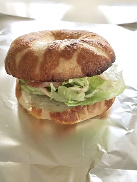 コストコ ベーグル カリッとモチっと ベーコンエッグレタスサンド 暮らしニスタ