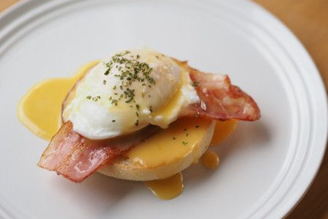 エッグベネディクトとは 簡単にプロの味 絶品レシピや食べ方もご紹介 暮らしニスタ エッグベネディクトとは 簡単にプロの味 絶品レシピや食べ方もご紹介 暮らしニスタ