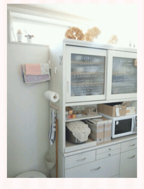 食器棚を セルフペイント 100均ガラスシートで可愛いくリメイク 暮らしニスタ 食器棚を セルフペイント 100均ガラスシートで可愛いくリメイク 暮らしニスタ