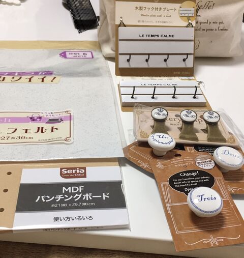 鍵と名札はワンアクションが便利 30分で完成 セリアで作る収納プレート 暮らしニスタ 鍵と名札はワンアクションが便利 30分で完成 セリアで作る収納プレート 暮らしニスタ