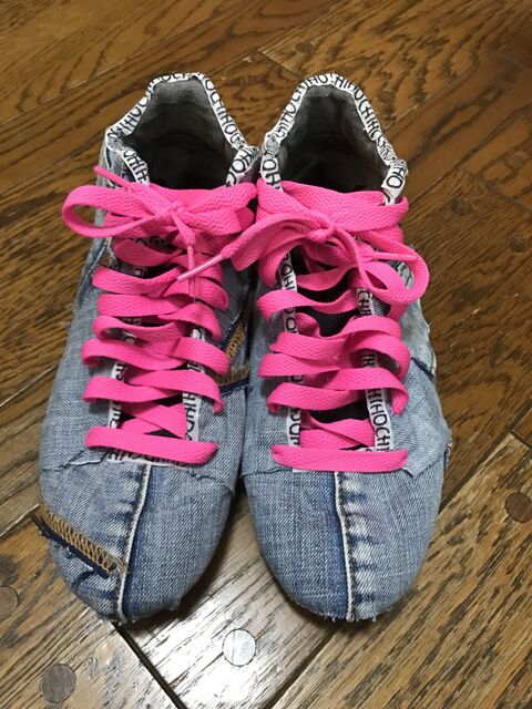 古くなったスニーカーがオシャレアイテムに変身 切って貼るだけ簡単デニムリメイク 暮らしニスタ 古くなったスニーカーがオシャレアイテムに変身 切って貼るだけ簡単デニムリメイク 暮らしニスタ