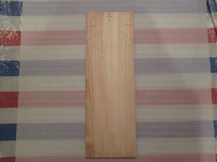 作り方①木板のてっぺんを三角にのこぎりで切る。