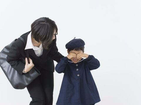 子供の人見知り 接し方はどうすればいいの 無理は禁物 お子さんのペースに合わせよう 暮らしニスタ 子供の人見知り 接し方はどうすればいいの 無理は禁物 お子さんのペースに合わせよう 暮らしニスタ