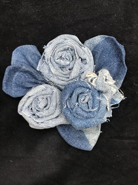 普段使いのオシャレアイテムに デニムリメイクの薔薇でコサージュ 暮らしニスタ 普段使いのオシャレアイテムに デニムリメイクの薔薇でコサージュ 暮らしニスタ
