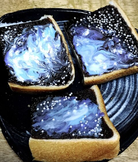 神秘のギャラクシーチョコパン 100均 セリアのチョコペンで簡単 宇宙塗り 暮らしニスタ 神秘のギャラクシーチョコパン 100均 セリアのチョコペンで簡単 宇宙塗り 暮らしニスタ