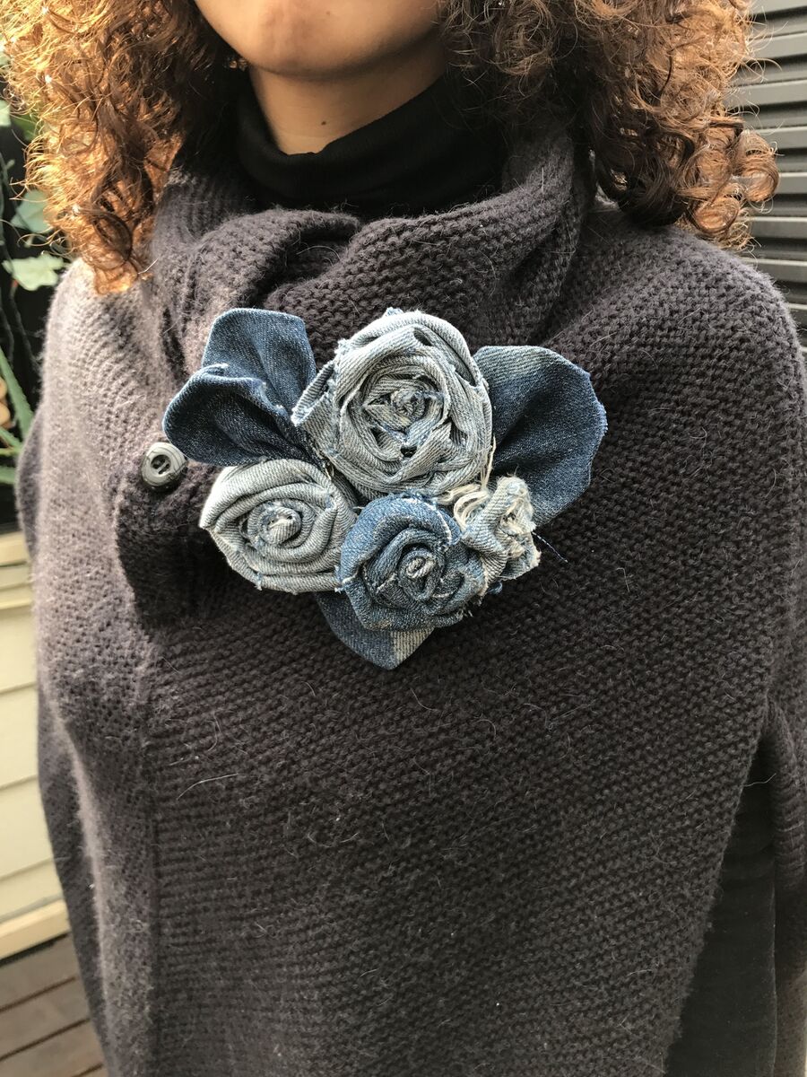 普段使いのオシャレアイテムに デニムリメイクの薔薇でコサージュ 暮らしニスタ