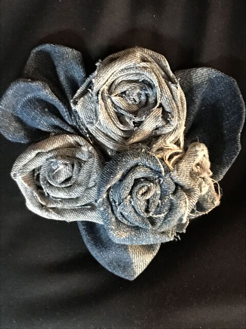 普段使いのオシャレアイテムに デニムリメイクの薔薇でコサージュ 暮らしニスタ 普段使いのオシャレアイテムに デニムリメイクの薔薇でコサージュ 暮らしニスタ