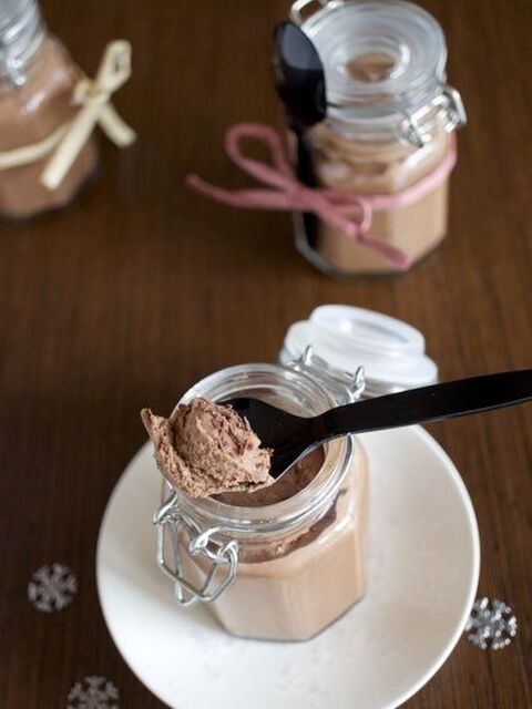 小さな保存瓶に直接流せばラッピングも簡単 チョコムース 暮らしニスタ 小さな保存瓶に直接流せばラッピングも簡単 チョコムース 暮らしニスタ