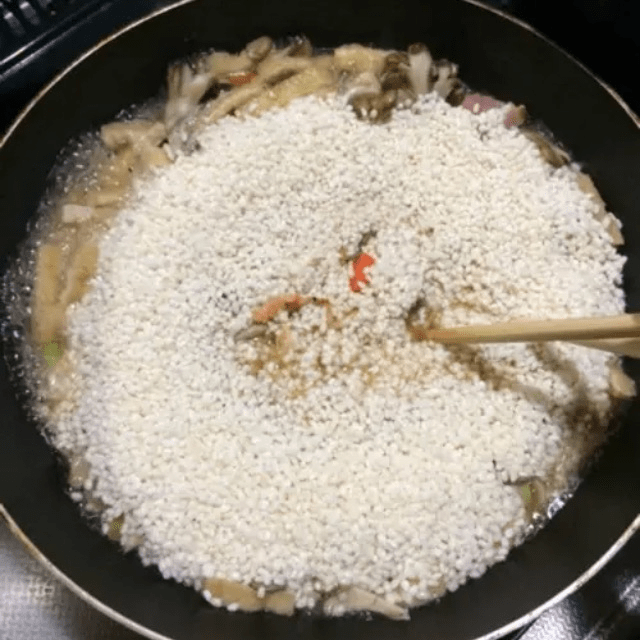 残りの材料を全部いれ、もち米に煮汁をたっぷり吸わせる