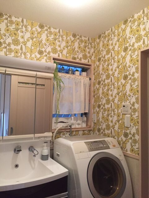 白で統一した洗面所 窓の内側にジャストサイズの棚をカスタマイズ 暮らしニスタ 白で統一した洗面所 窓の内側にジャストサイズの棚をカスタマイズ 暮らしニスタ