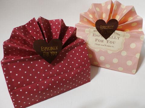 100均の紙袋を折ってとめるだけ 簡単お洒落にラッピング 暮らしニスタ 100均の紙袋を折ってとめるだけ 簡単お洒落にラッピング 暮らしニスタ