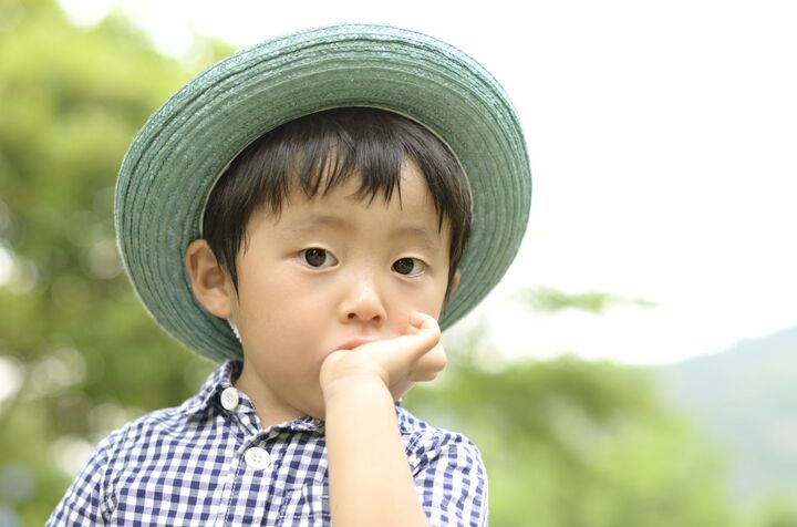 子どもの指しゃぶりが直らないのは、親の愛情不足が原因?