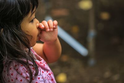 子どもの指しゃぶりが直らないのは 親の愛情不足が原因 暮らしニスタ 子どもの指しゃぶりが直らないのは 親の愛情不足が原因 暮らしニスタ