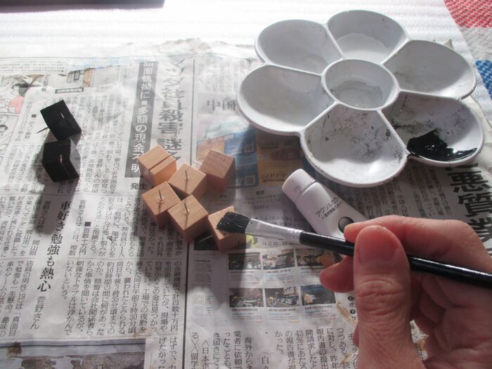 作り方①プッシュピンをアクリル絵の具で黒に塗る。