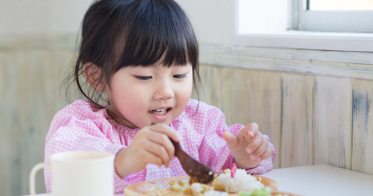 子どもが将来恥をかかないために 食事マナーのしつけは 6歳まで がポイント 暮らしニスタ