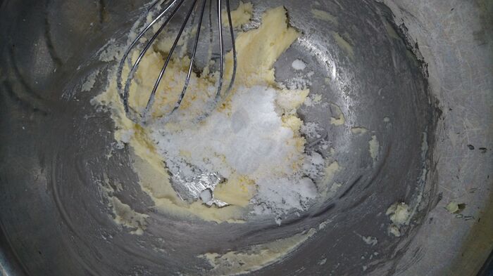 ①室温に戻したバターと砂糖を混ぜ合わせていきます