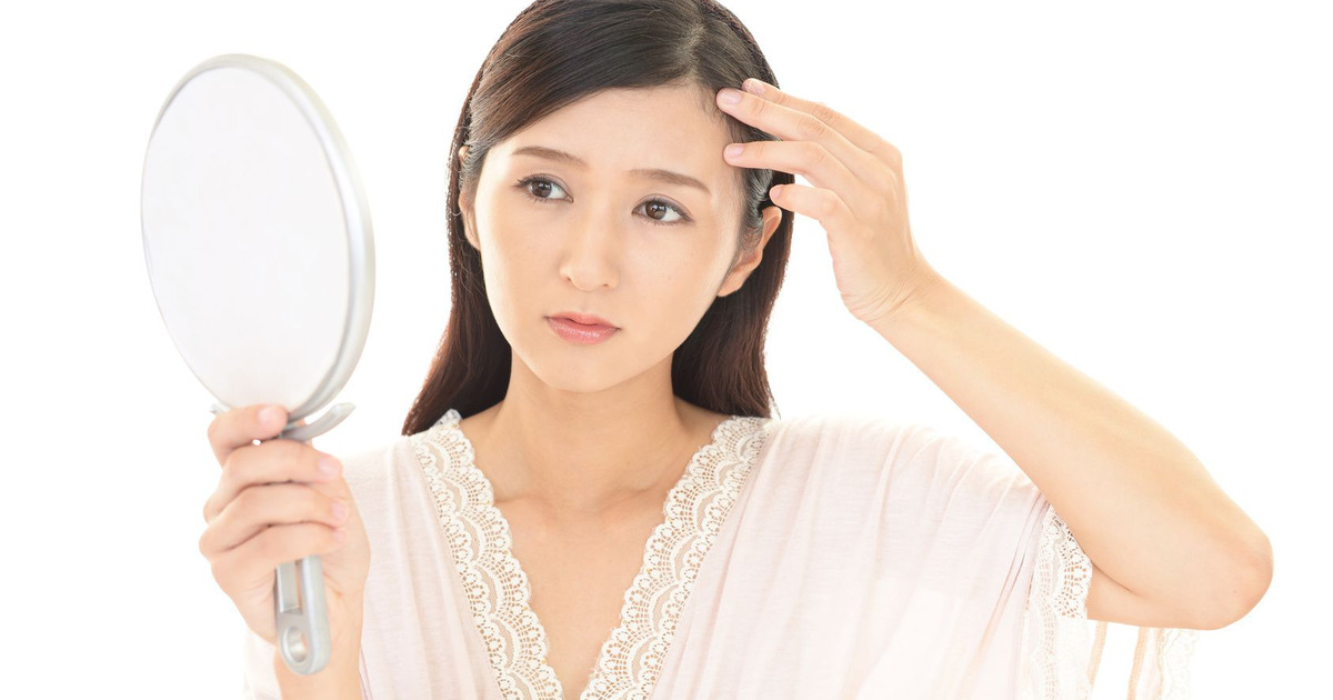 白髪は抜いたら増える の真相は 抜かない対策方法とは 暮らしニスタ