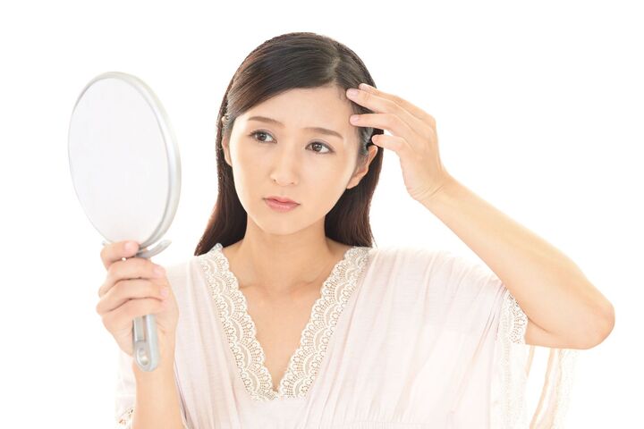 「白髪は抜いたら増える」の真相は?抜かない対策方法とは?