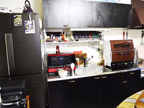 キッチン扉をリメイクシートでdiy 落ち着いたダークブラウンに 暮らしニスタ キッチン扉をリメイクシートでdiy 落ち着いたダークブラウンに 暮らしニスタ