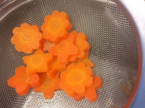お弁当やおかずに便利な彩り 花型にんじん 暮らしニスタ お弁当やおかずに便利な彩り 花型にんじん 暮らしニスタ