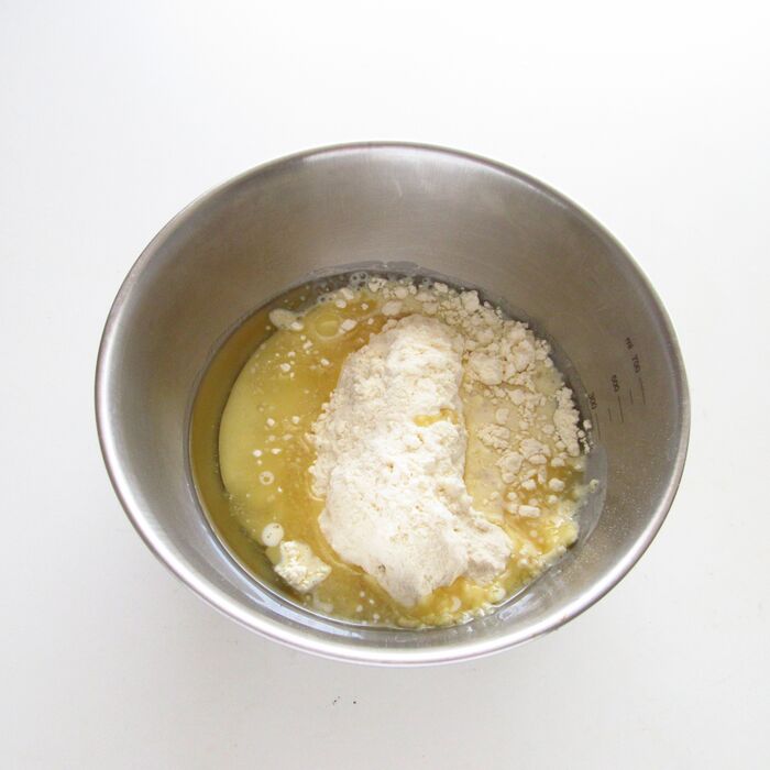 ミックス粉に米油と豆乳をいれて混ぜる。