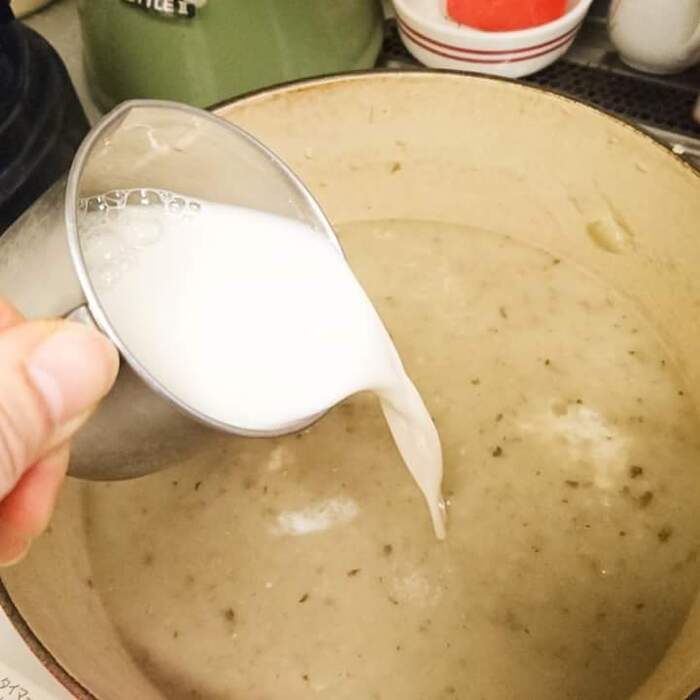 滑らかになったら牛乳と豆乳を加えます