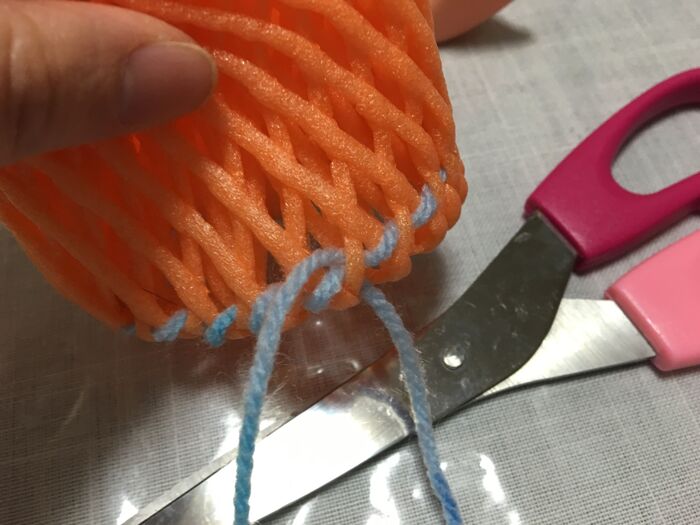 一周編めたら、編み始めの毛糸と結ぶ。