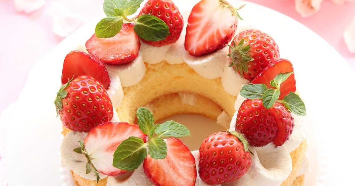 焼いてデコするだけ！ 簡単☆華やかイチゴのリースケーキ♡｜料理の