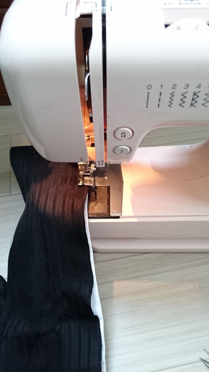 中芯の布と黒い帯揚げをミシンで縫うだけ