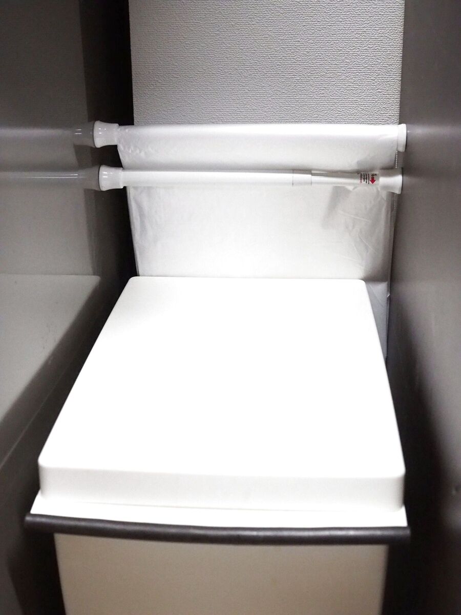 100均ダイソーの突っ張り棒を使ったゴミ袋収納のアイデア 暮らしニスタ