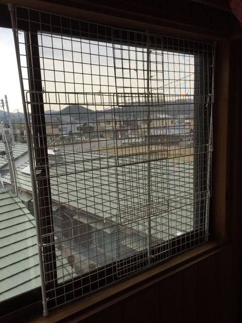 100均突っ張り棒を縦にしてワイヤーネットを固定 猫の脱走防止 暮らしニスタ 100均突っ張り棒を縦にしてワイヤーネットを固定 猫の脱走防止 暮らしニスタ