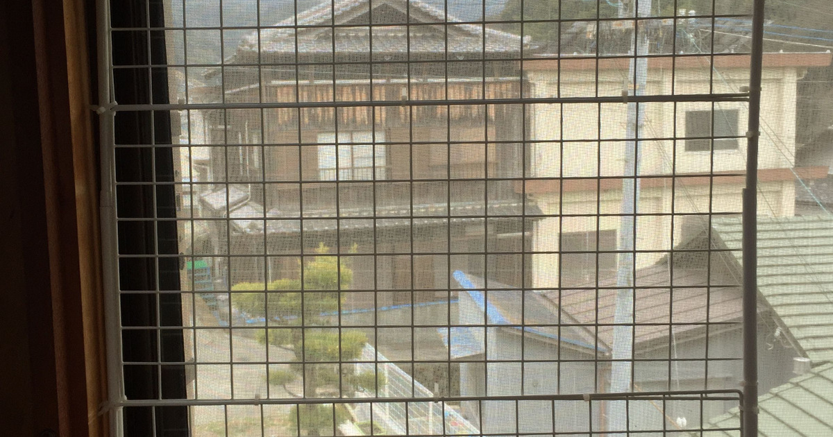 100均突っ張り棒を縦にしてワイヤーネットを固定 猫の脱走防止 暮らしニスタ