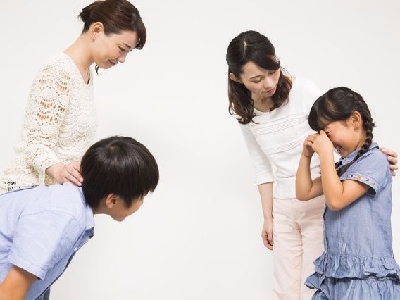 子どもがお友達を噛んでしまった 噛みつきの 原因 と 対処法 暮らしニスタ