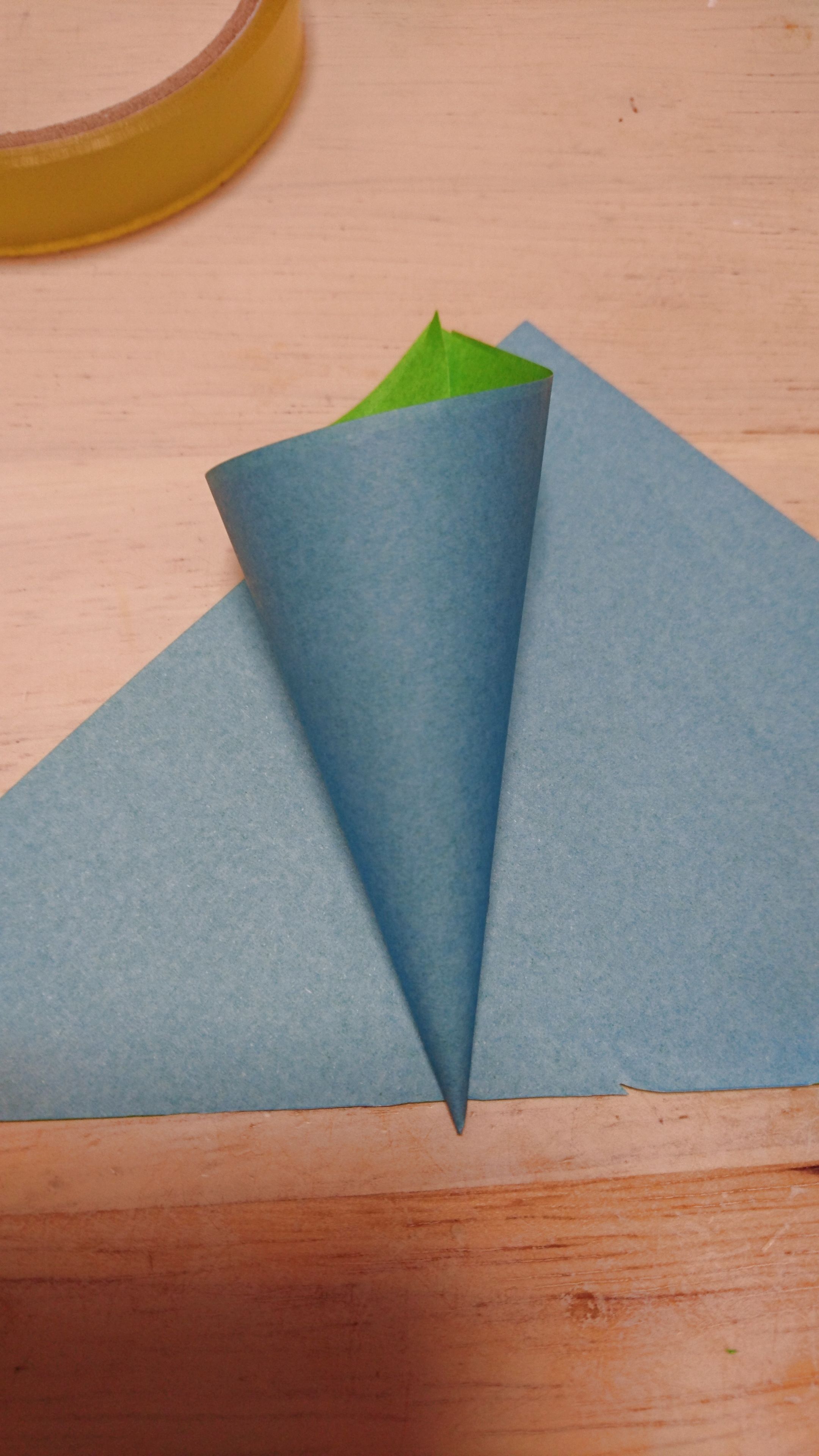 折り紙で解説 アイシングコルネの作り方 スイーツデコにも使える 暮らしニスタ